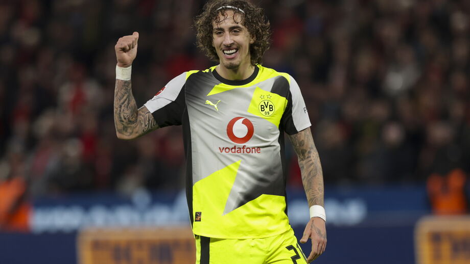 Fábio Silva (B. Dortmund) assiste frente ao B. Leverkusen