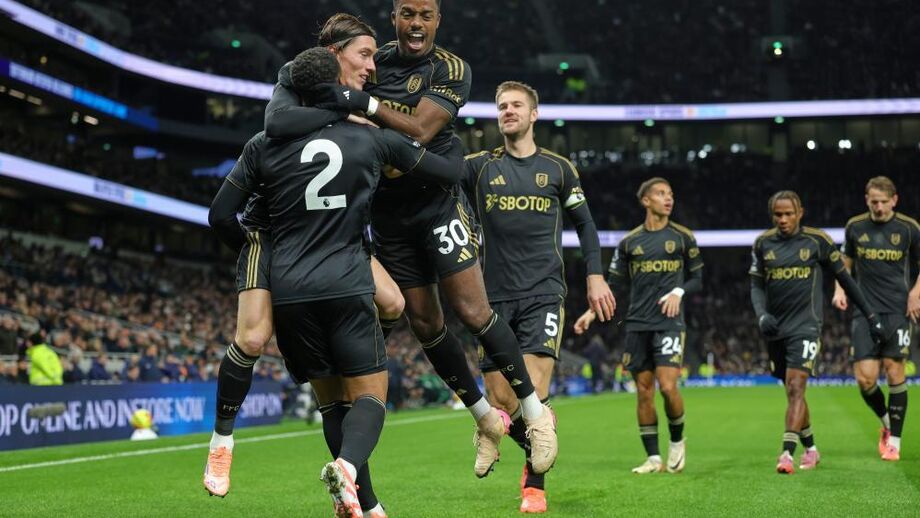 Futebolistas festejam um golo na Premier League