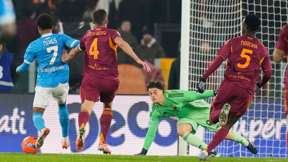 David Neres marca golo da vitória do Nápoles frente ao Roma