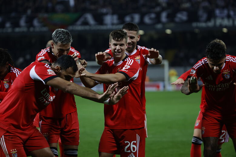 As imagens do curioso festejo dos jogadores do Benfica em Guimarães