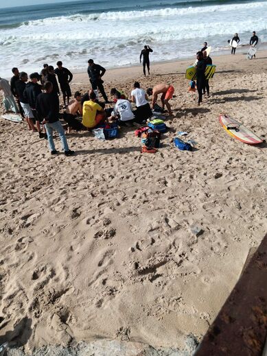 Praia com nadadores salvadores a prestar assistência