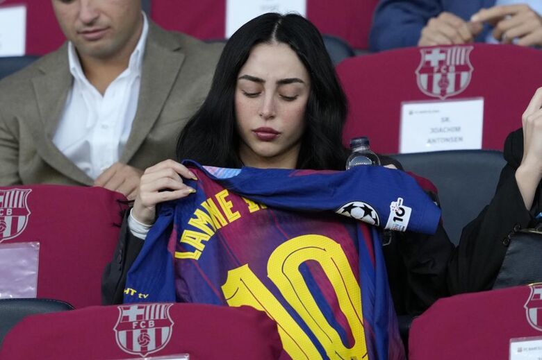 Nicki Nicole com a camisola de Lamine Yamal nas bancadas do Olímpico de Montjuïc