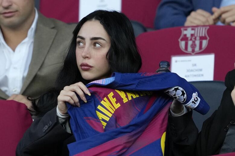 Nicki Nicole com a camisola de Lamine Yamal nas bancadas do Olímpico de Montjuïc