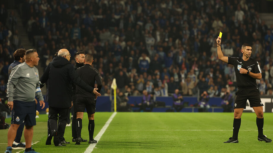 Farioli irritado após golo anulado