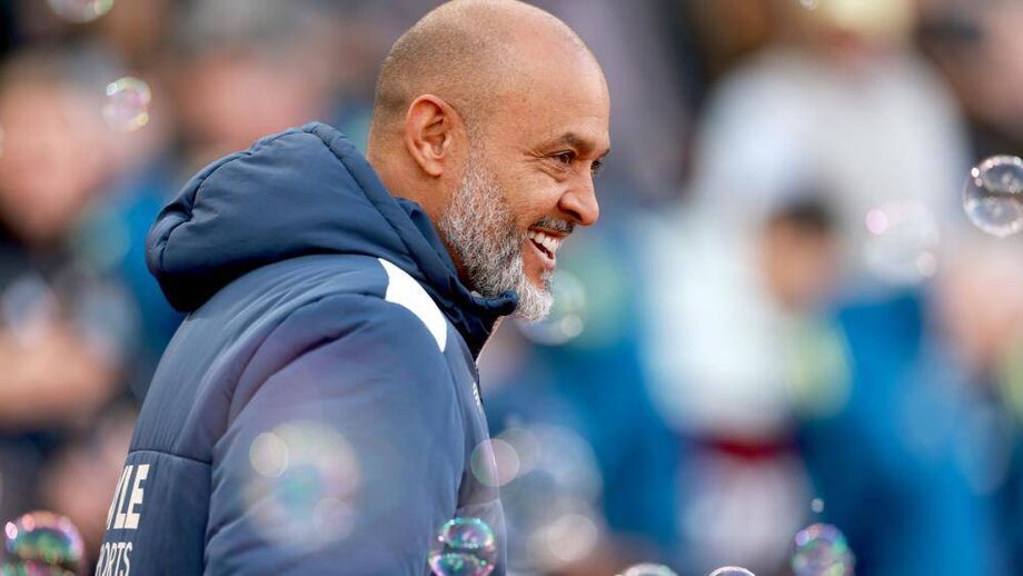 Nuno Espírito Santo sorridente com a primeira vitória ao leme do West Ham