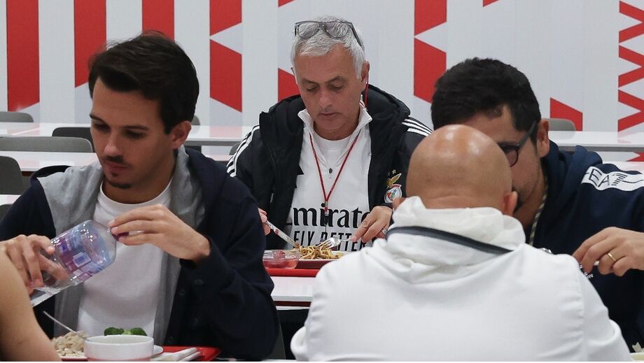 José Mourinho no refeitório do Benfica Campus, ao lado de jogadores e treinadores das equipas de formação
