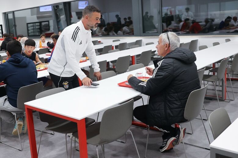José Mourinho no refeitório do Benfica Campus, ao lado de jogadores e treinadores das equipas de formação