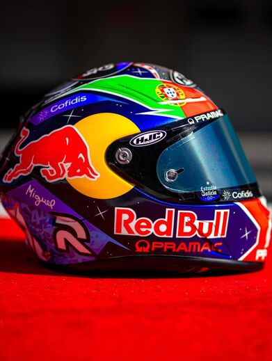 Miguel Oliveira compete em Portimão com um capacete especial Red Bull e cores de Portugal.
