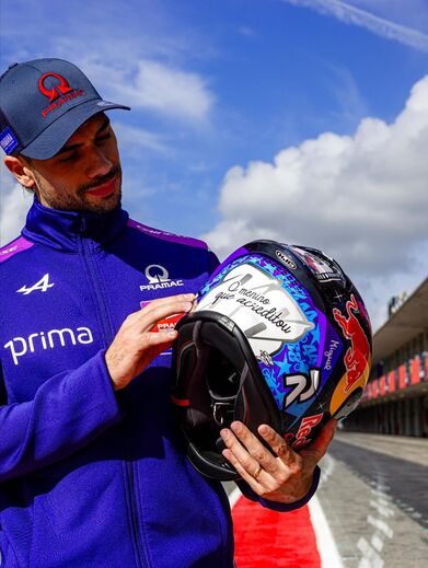 Miguel Oliveira compete em Portimão com capacete alusivo à frase 'O menino que acreditou'.
