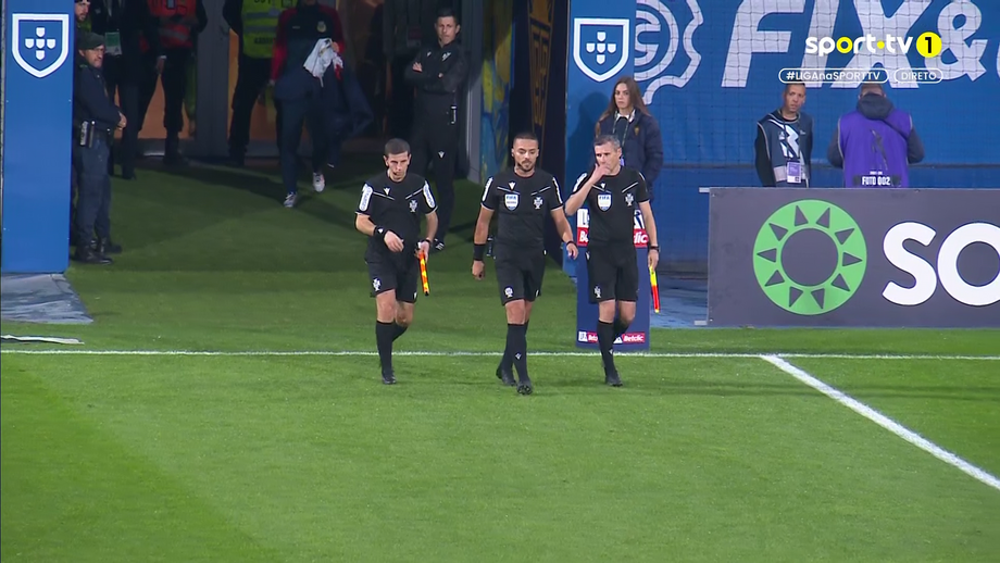 Árbitros do Estoril-Arouca protestaram contra clima de pressão na arbitragem em Portugal