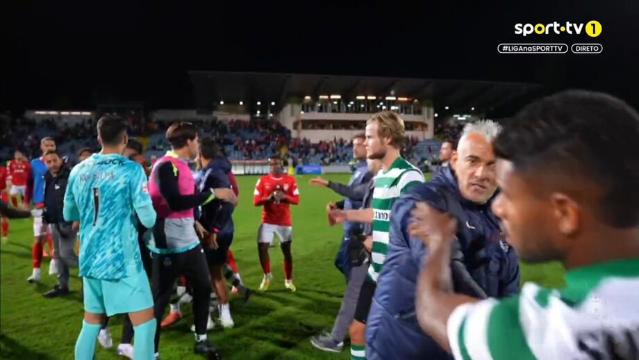 Imagens da confusão no final do Santa Clara-Sporting