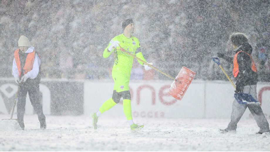 Intenso nevão na final do campeonato canadiano levou jogadores a pegarem... em pás