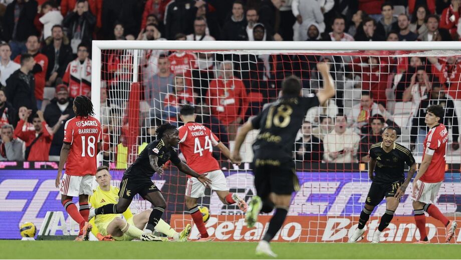 O momento em que Nhaga marcou o golo que selou o resultado entre Benfica e Casa Pia na Luz
