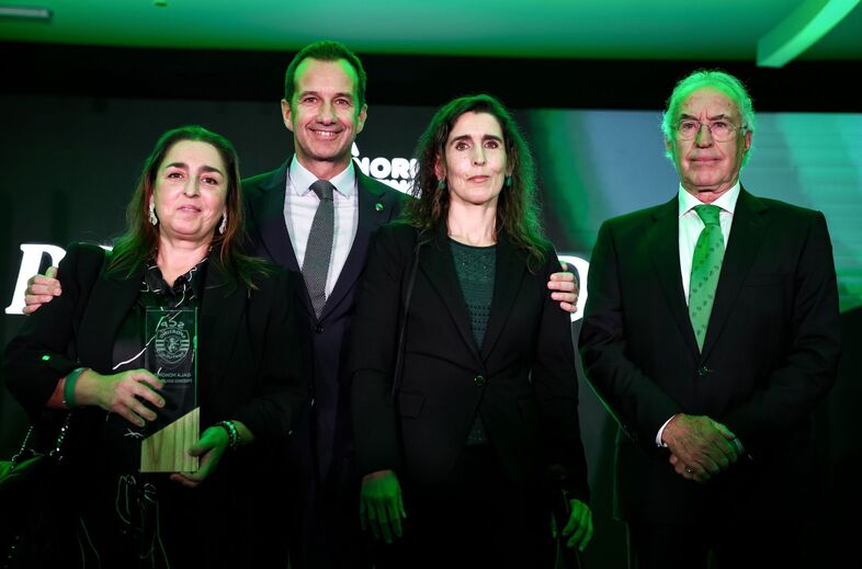 Frederico Varandas com as filhas de Aurélio Pereira, Mafalda e Rute, e o irmão de Aurélio, Carlos Pereira 