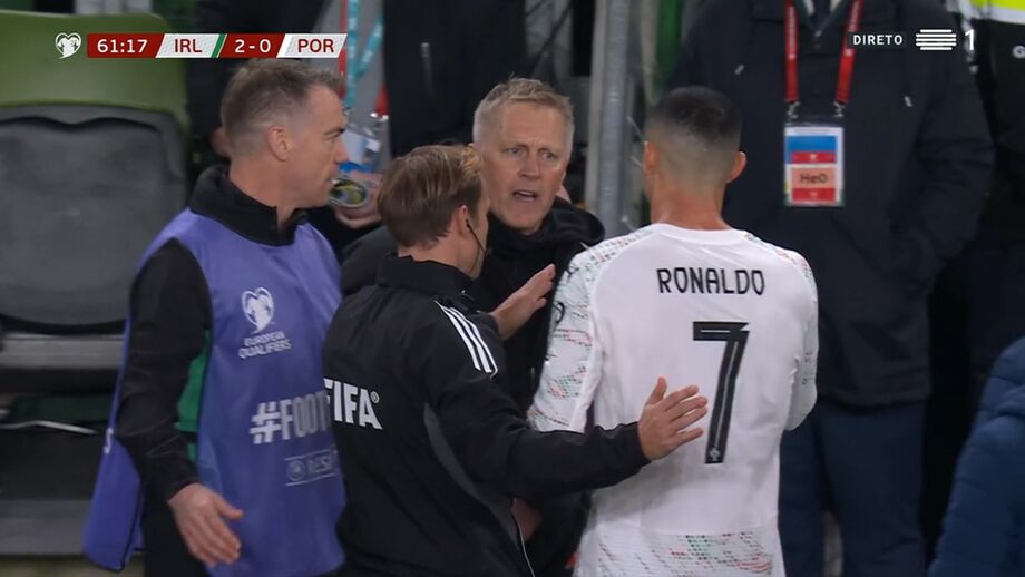 Cristiano Ronaldo reage após ser expulso em jogo Portugal-Irlanda, em Dublin
