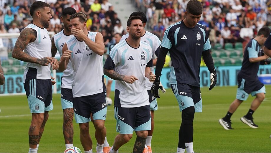 Lionel Messi aquece antes do jogo