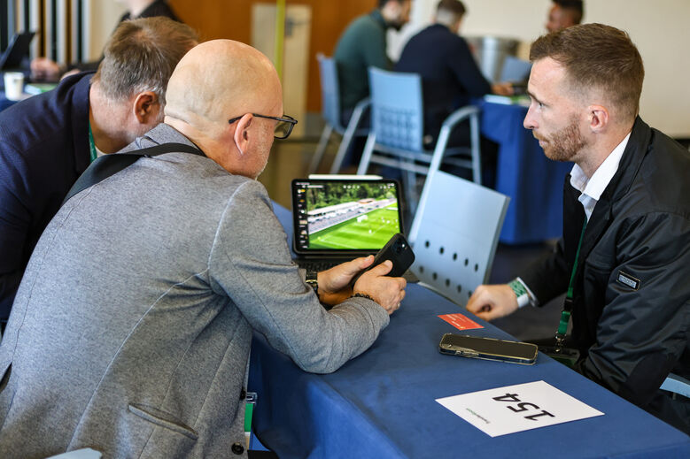 Um exemplo de uma reunião no 'TransferRoom'