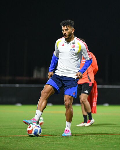 Luis Suárez treina sem proteção no joelho com a seleção colombiana