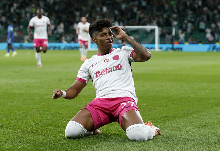 Alisson festeja um dos golos que marcou na Champions, no caso contra o Kairat