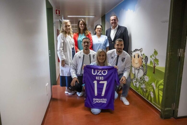 Comitiva do V. Guimarães de visita ao serviço de Neonatologia do Hospital da Senhora da Oliveira