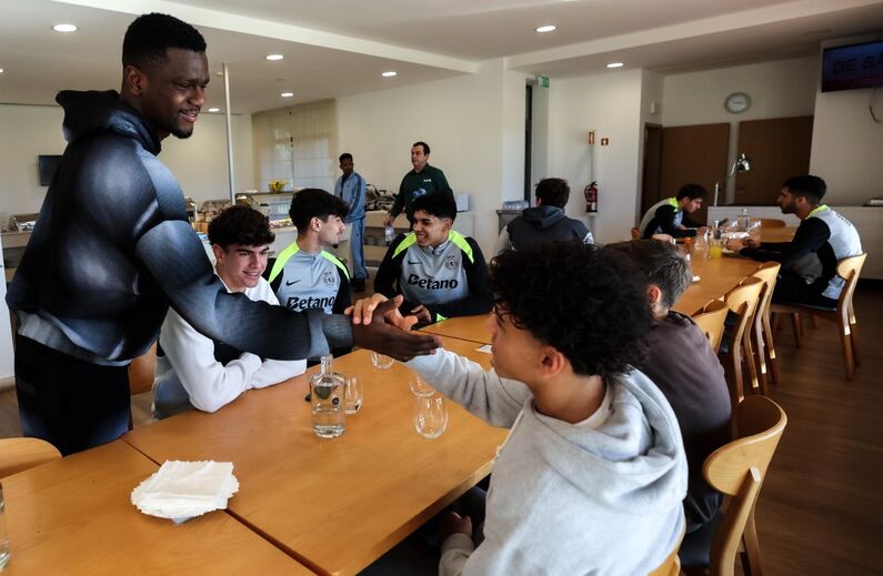 Jogadores do Sporting reunidos à mesa