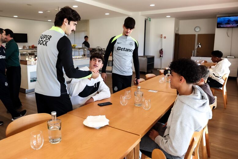 Jogadores do Sporting CP reunidos à mesa