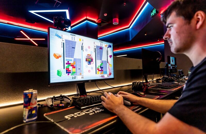 Competidor joga Tetris num evento Red Bull com equipamento profissional