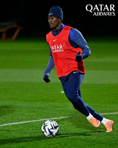 Nuno Mendes já corre com bola no relvado