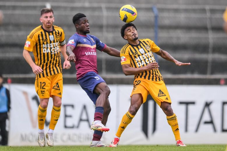 Danny (Lusitânia de Lourosa) e Dany Jean (Torreense) disputam a bola