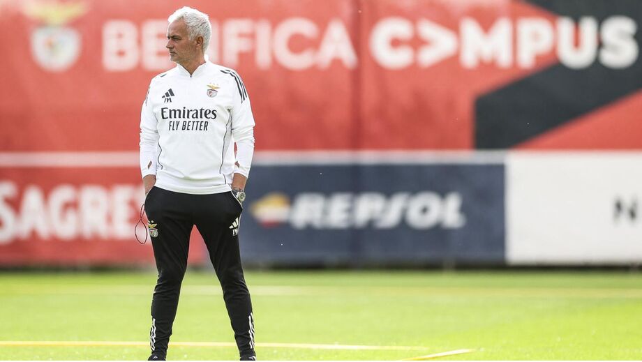 Mourinho observa treino no Benfica Campus