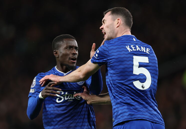 Gana Gueye desentende-se com Michael Keane durante o jogo com o Manchester United