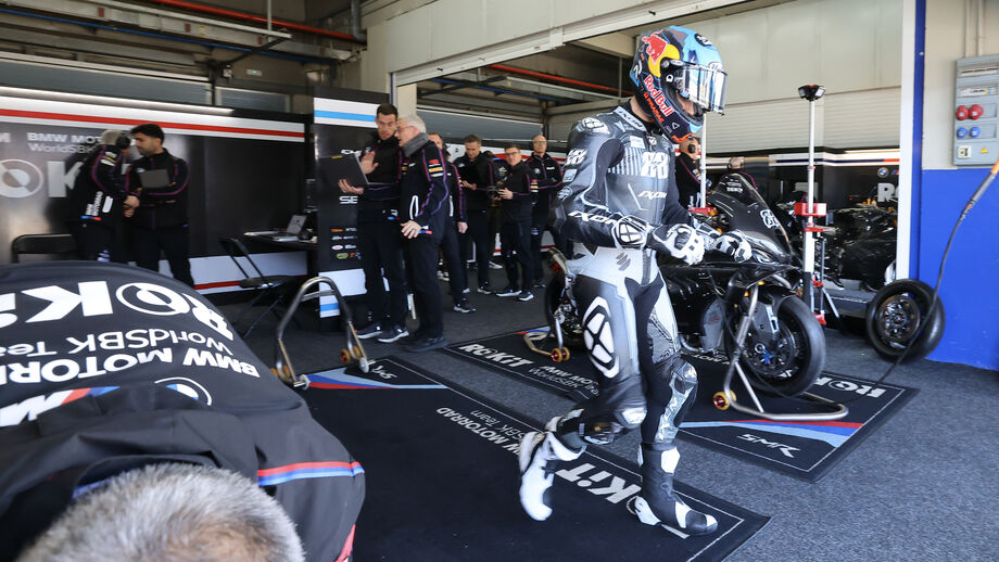 Miguel Oliveira na box da BMW