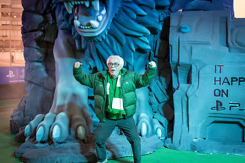 Adepto do Sporting exibe-se junto ao leão gigante em Alvalade