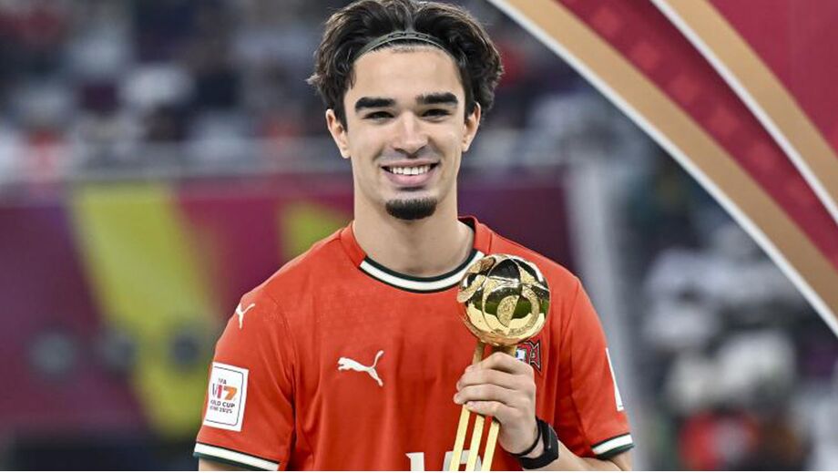 Mateus Mide com o prémio de melhor jogador do Mundial sub-17