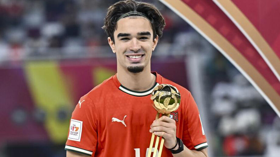 Mateus Mide com o prémio de melhor jogador do Mundial sub-17