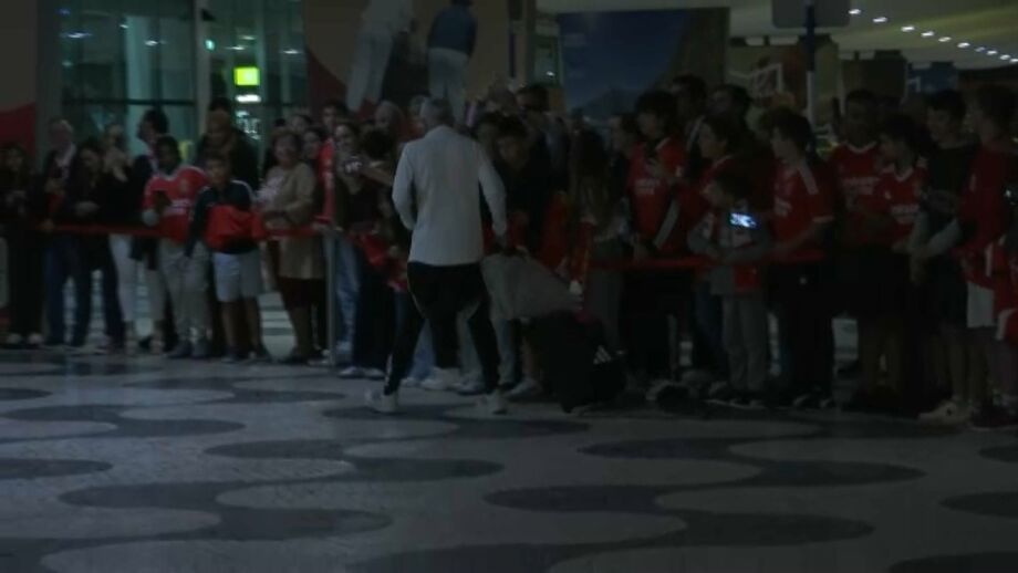 Comitiva do Benfica recebida em euforia à chegada à Madeira