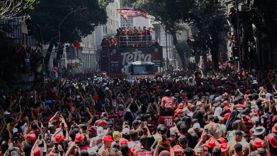 Imagens impressionantes: centenas de milhares 'pintam' ruas do Rio de Janeiro após conquista do Flamengo