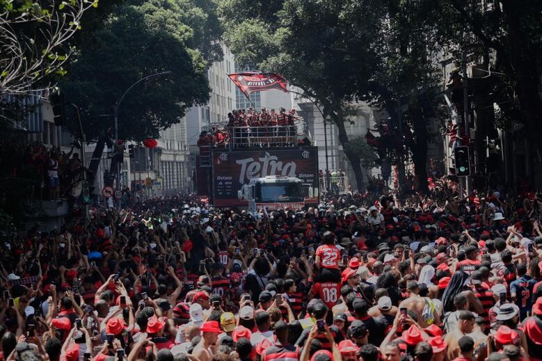 Imagens impressionantes: centenas de milhares 'pintam' ruas do Rio de Janeiro após conquista do Flamengo