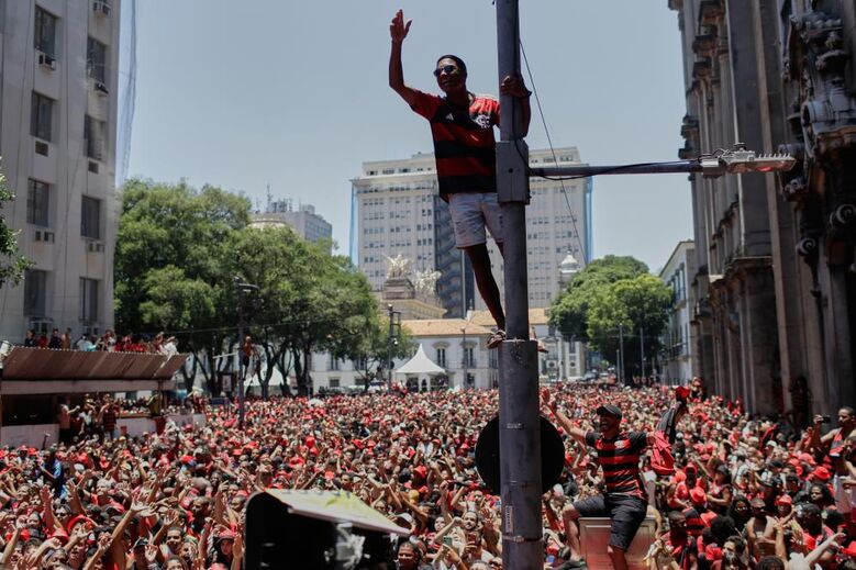 Imagens impressionantes: centenas de milhares 'pintam' ruas do Rio de Janeiro após conquista do Flamengo