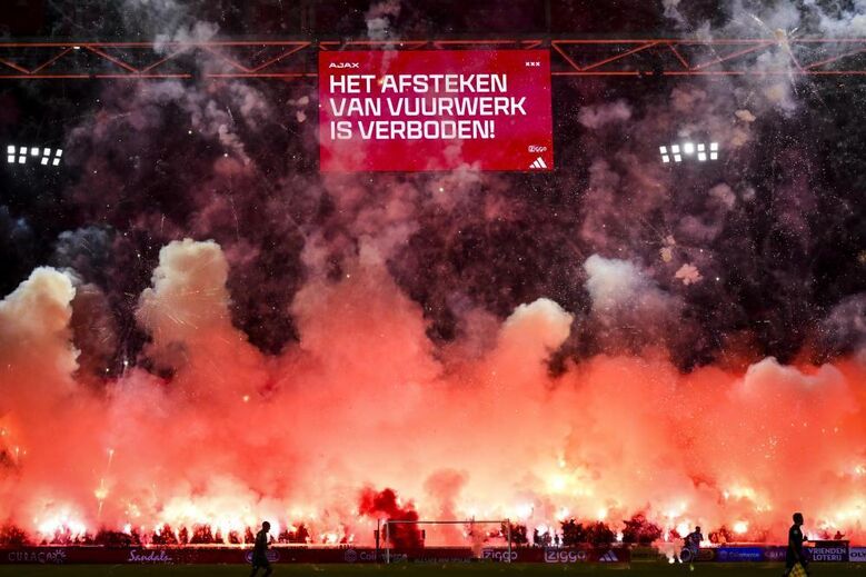 Era para ser uma homenagem, virou um 'festival' de pirotecnia: jogo entre Ajax e Groningen cancelado