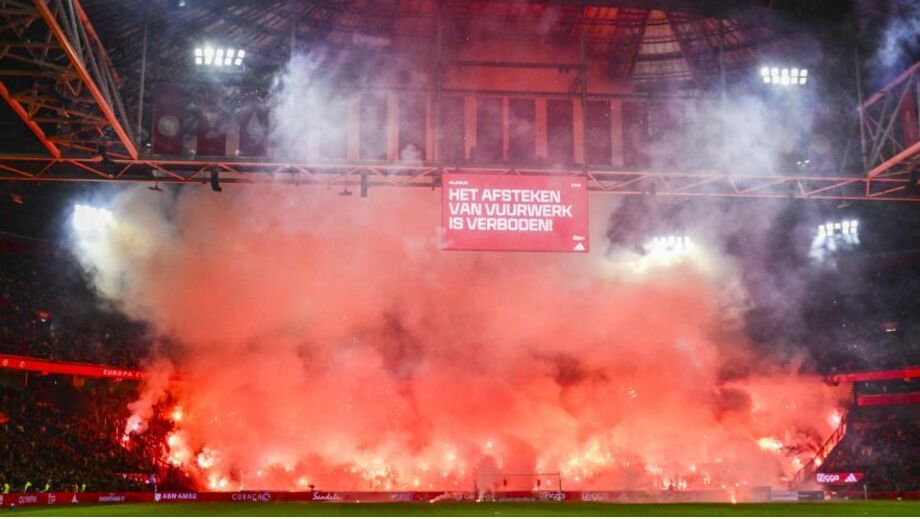 Era para ser uma homenagem, virou um 'festival' de pirotecnia: jogo entre Ajax e Groningen cancelado