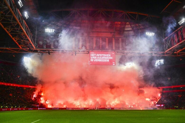 Era para ser uma homenagem, virou um 'festival' de pirotecnia: jogo entre Ajax e Groningen cancelado