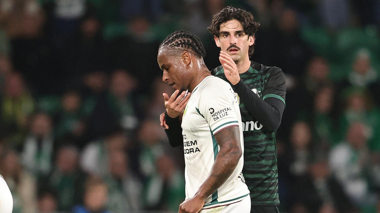 Trincão e Jovane Cabral cumprimenta-se durante o Sporting-E. Amadora