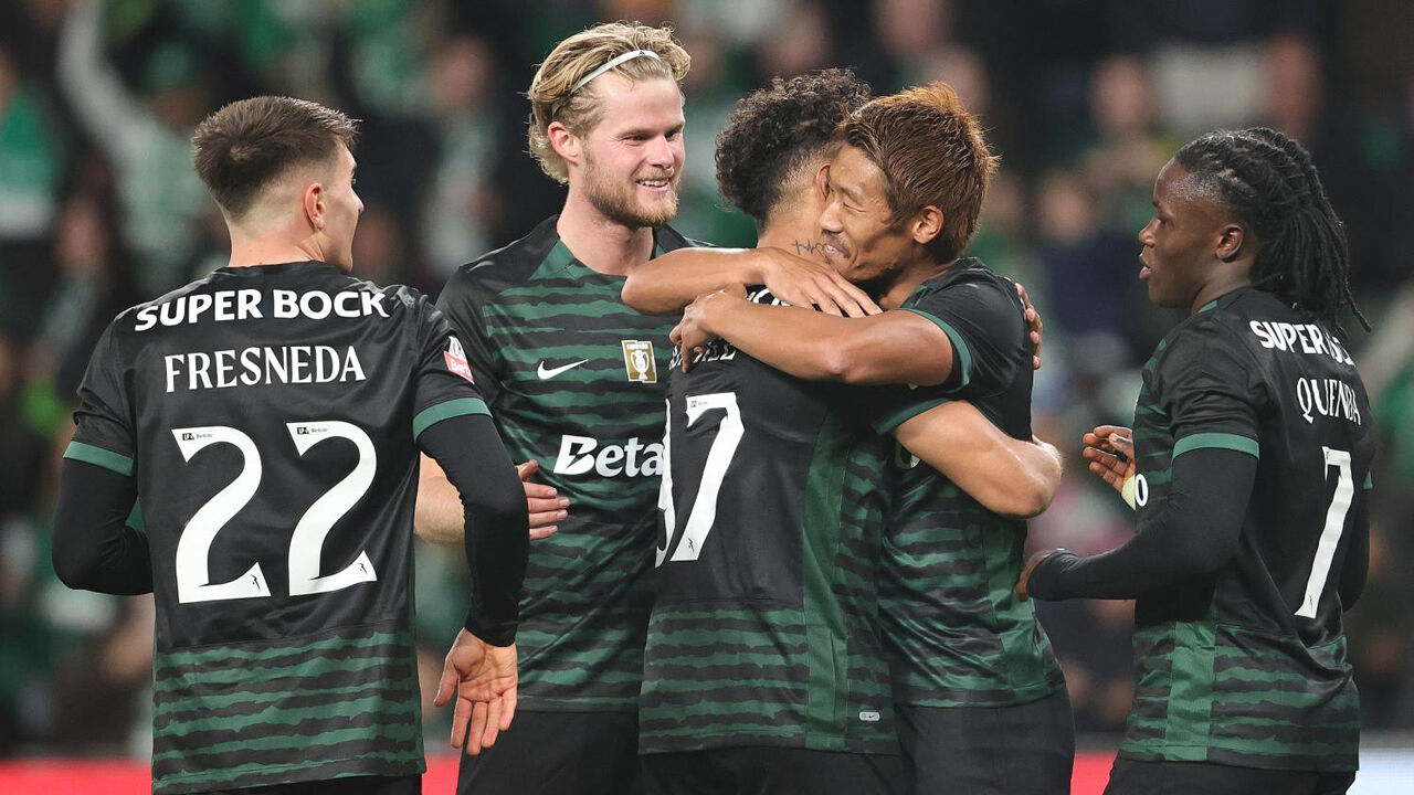 Jogadores do Sporting festejam frente ao E. Amadora