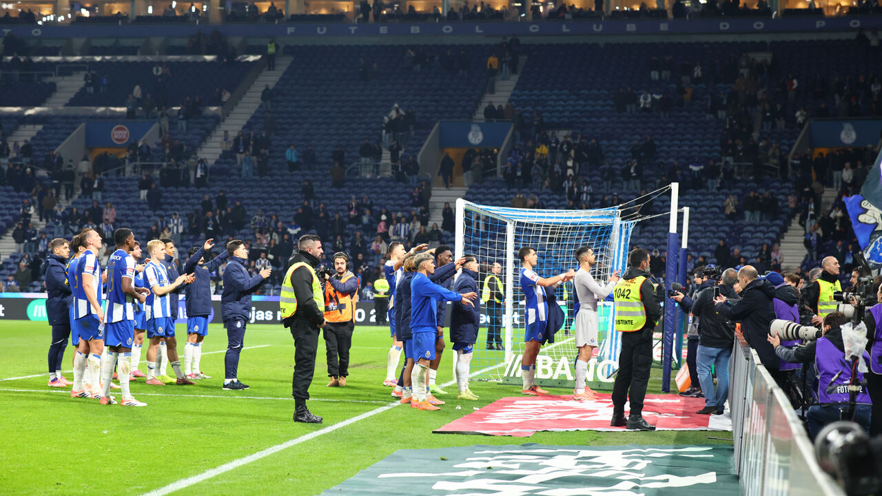 Jogadores do FC Porto aplaudem os adeptos após a vitória frente ao Estoril
