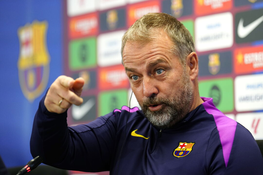 Hansi Flick em conferência de imprensa