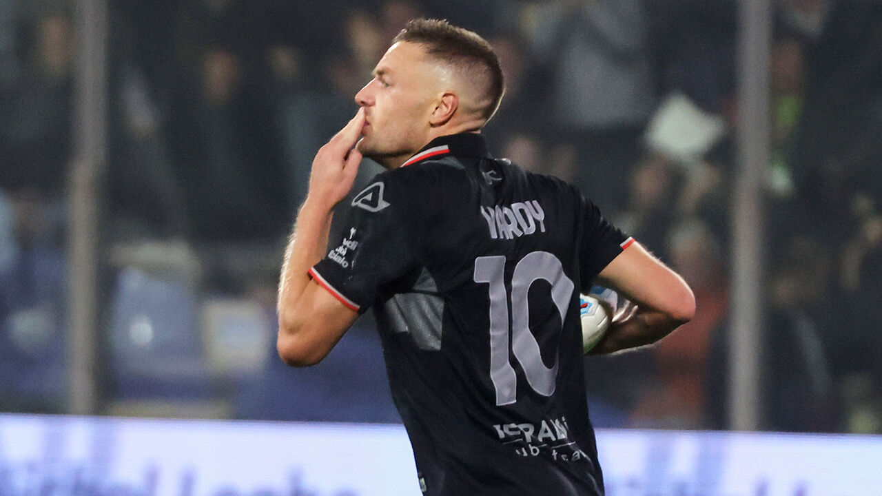 Futebolista Yardy celebra golo pelo Cremonese contra o Bolonha