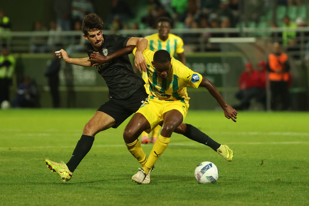 Yaya Sithole (à dir.) a disputar lance com Trincão