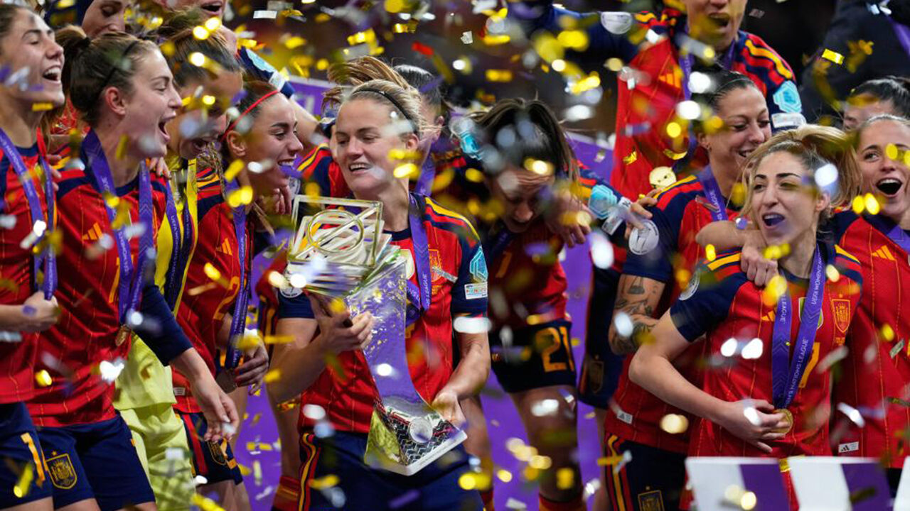 Jogadoras celebram título da Liga das Nações feminina de futebol pela Espanha