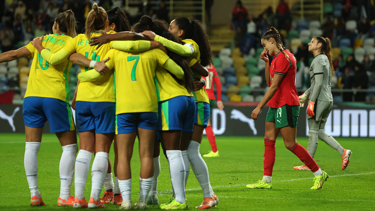 Após derrota, jogadoras de Marrocos deixam o campo, enquanto o Brasil festeja